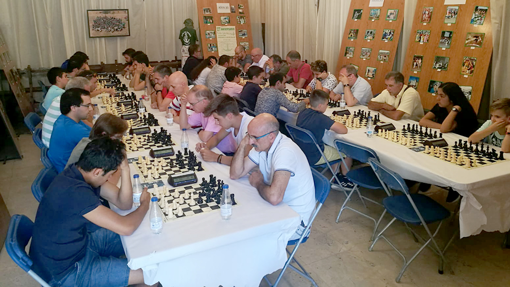 Imagen del desarrollo del XII Torneo de Ajedrez en la Calle de Carbonero el Mayor. / EL ADELANTADO