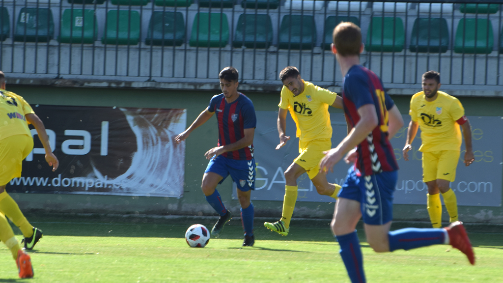 El delantero de la Segoviana Javier Borrego conduce el balón en el amistoso frente al Navalcarnero. / ROCÍO PARDOS
