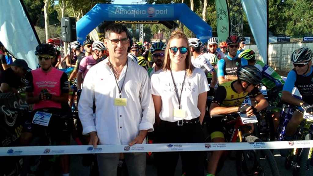 El alcalde de Cantalejo, Javier de Lucas, y la concejal Aurora Berzal, antes de dar la salida a la marcha MTB. / RUNVASPORT