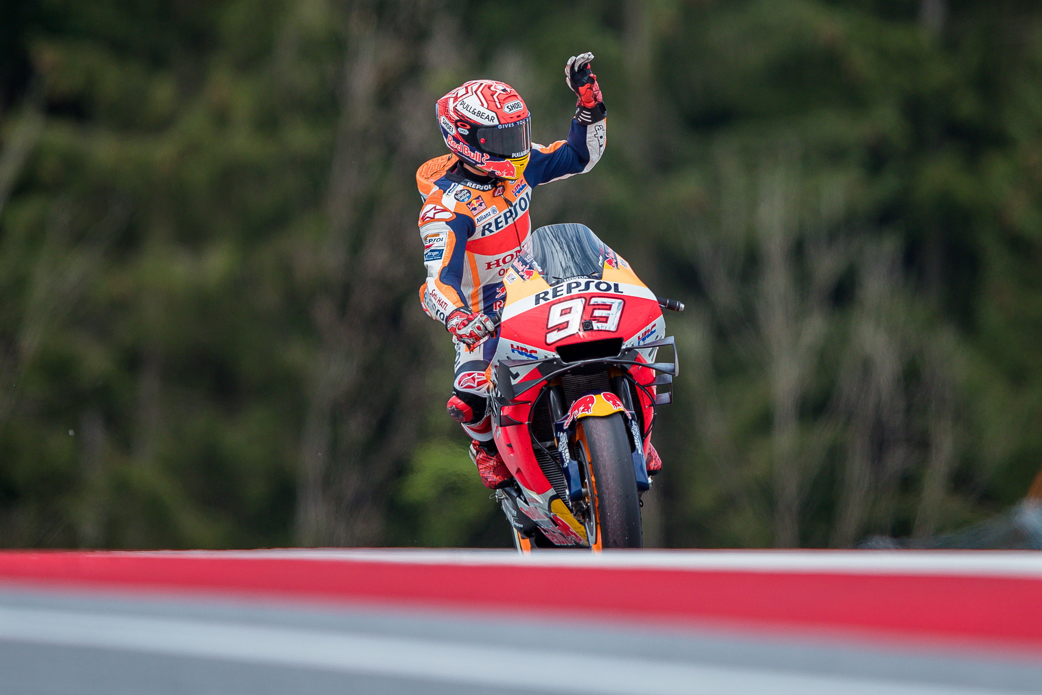 El piloto español de MotoGP Marc Márquez celebra el mejor tiempo en los entrenamientos del Gran Premio de Austria. / Efe