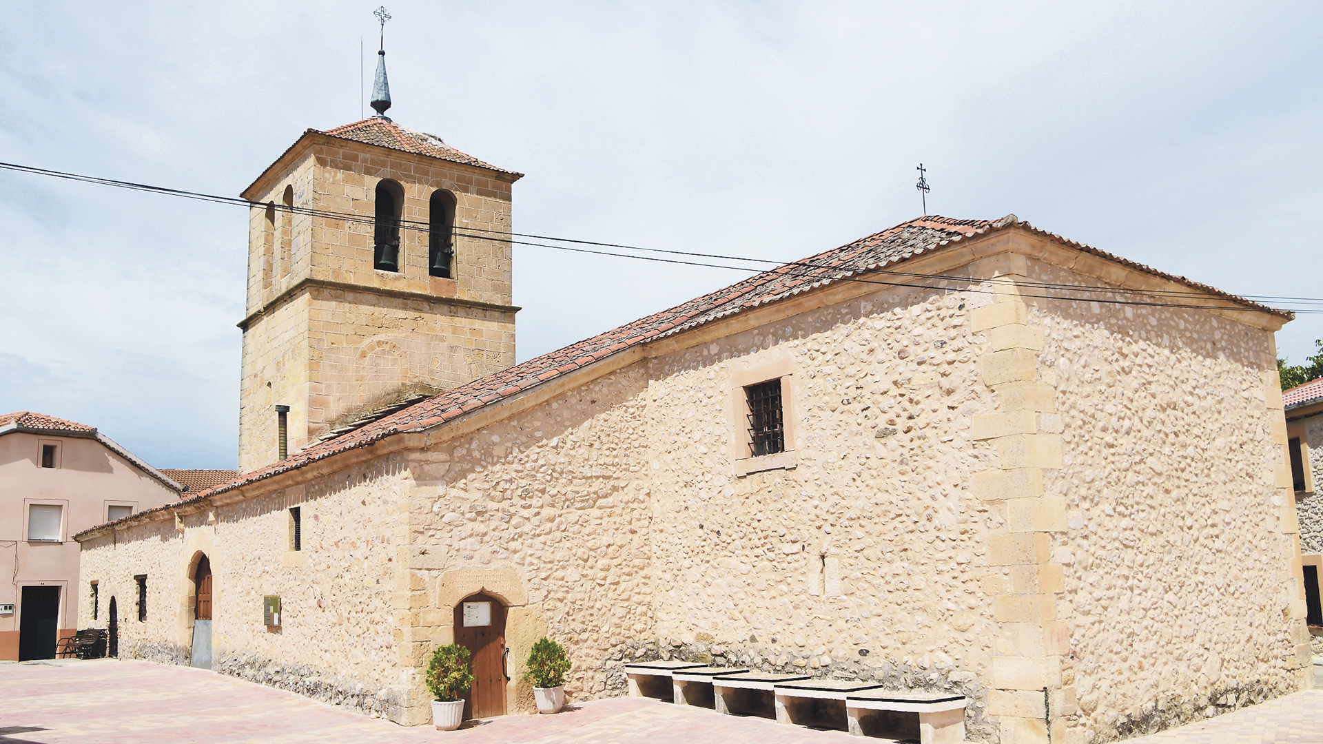 Iglesia parroquial dedicada a Santiago Apóstol.