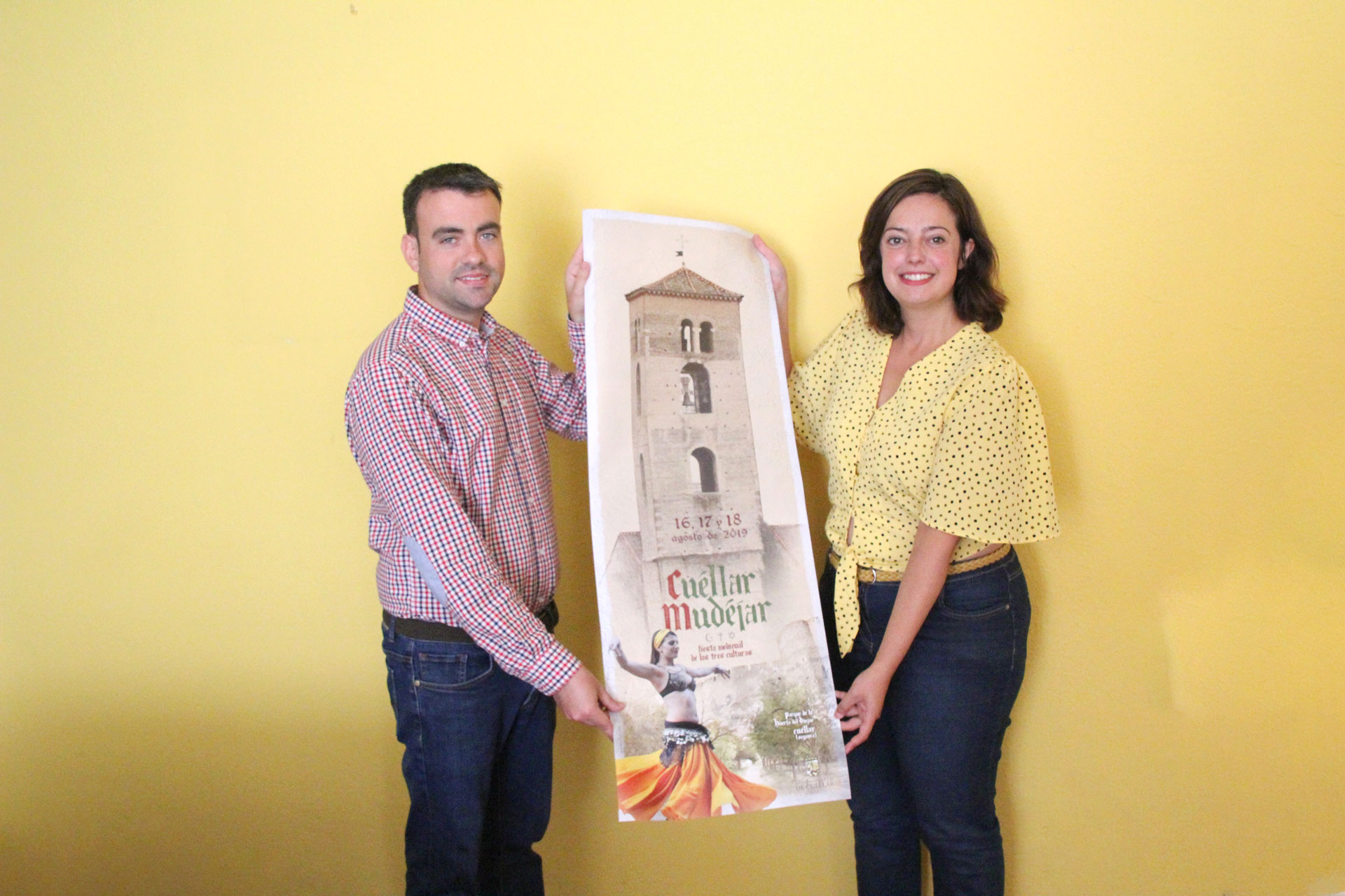 El alcalde y la concejal de Turismo con el cartel de ‘Cuéllar Mudéjar’./ c. n