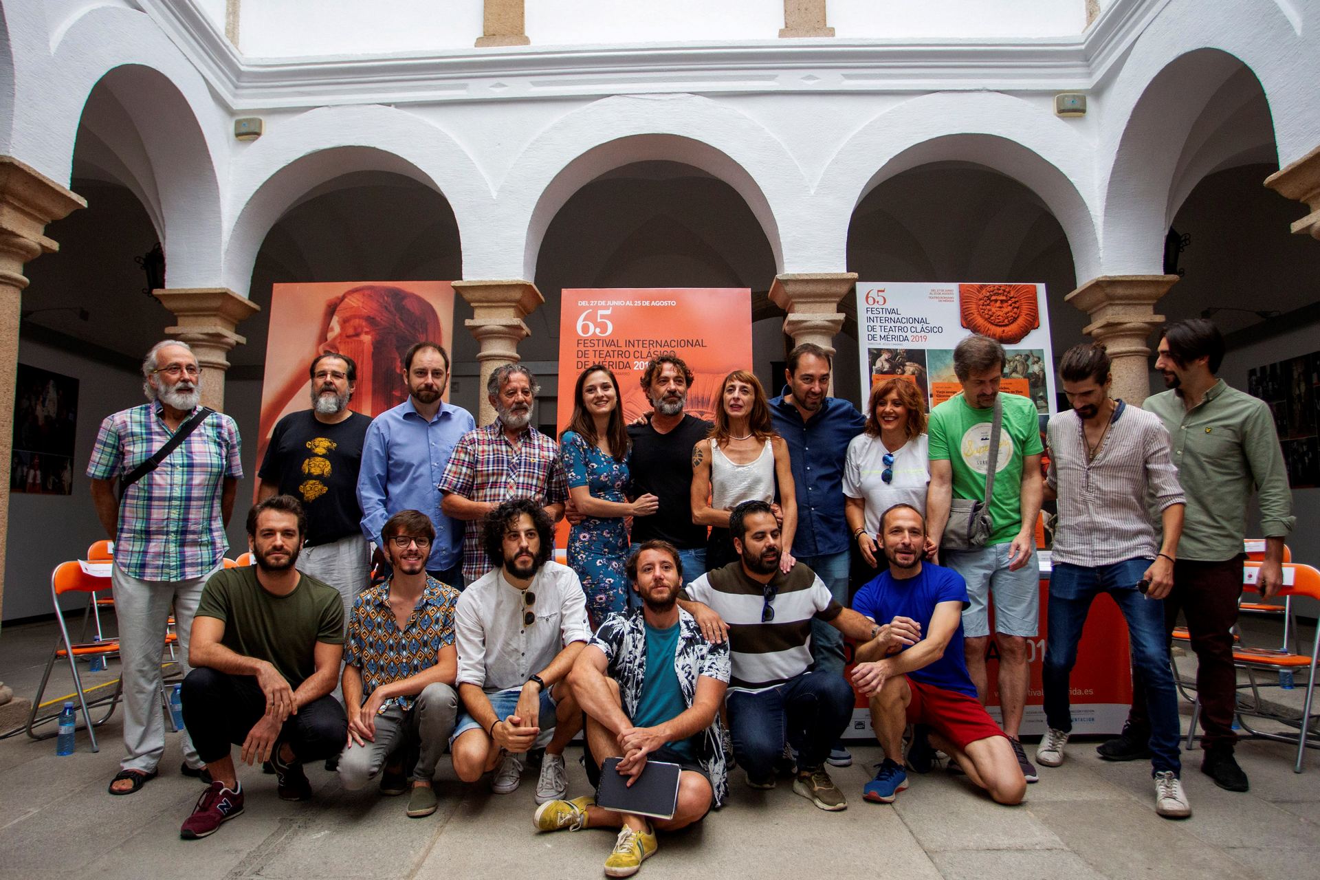 Parte del elenco que representa la obra en el Teatro Romano de Mérida. / EFE