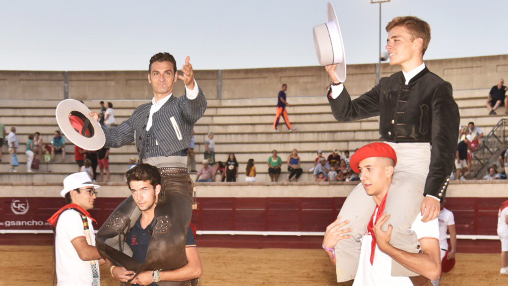 El rejoneador Raúl Martín Burgos y Saúl Sanz salen en hombros de la plaza de Cantalejo. / ÁLVARO MZ