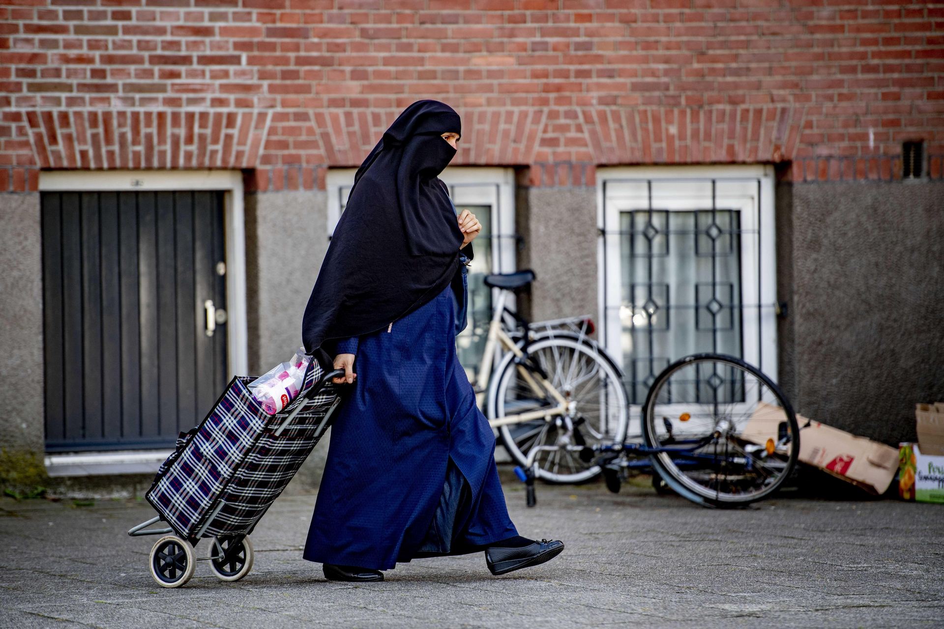 La prohibición afectará al niqab y al burka, no al velo islámico. / EFE