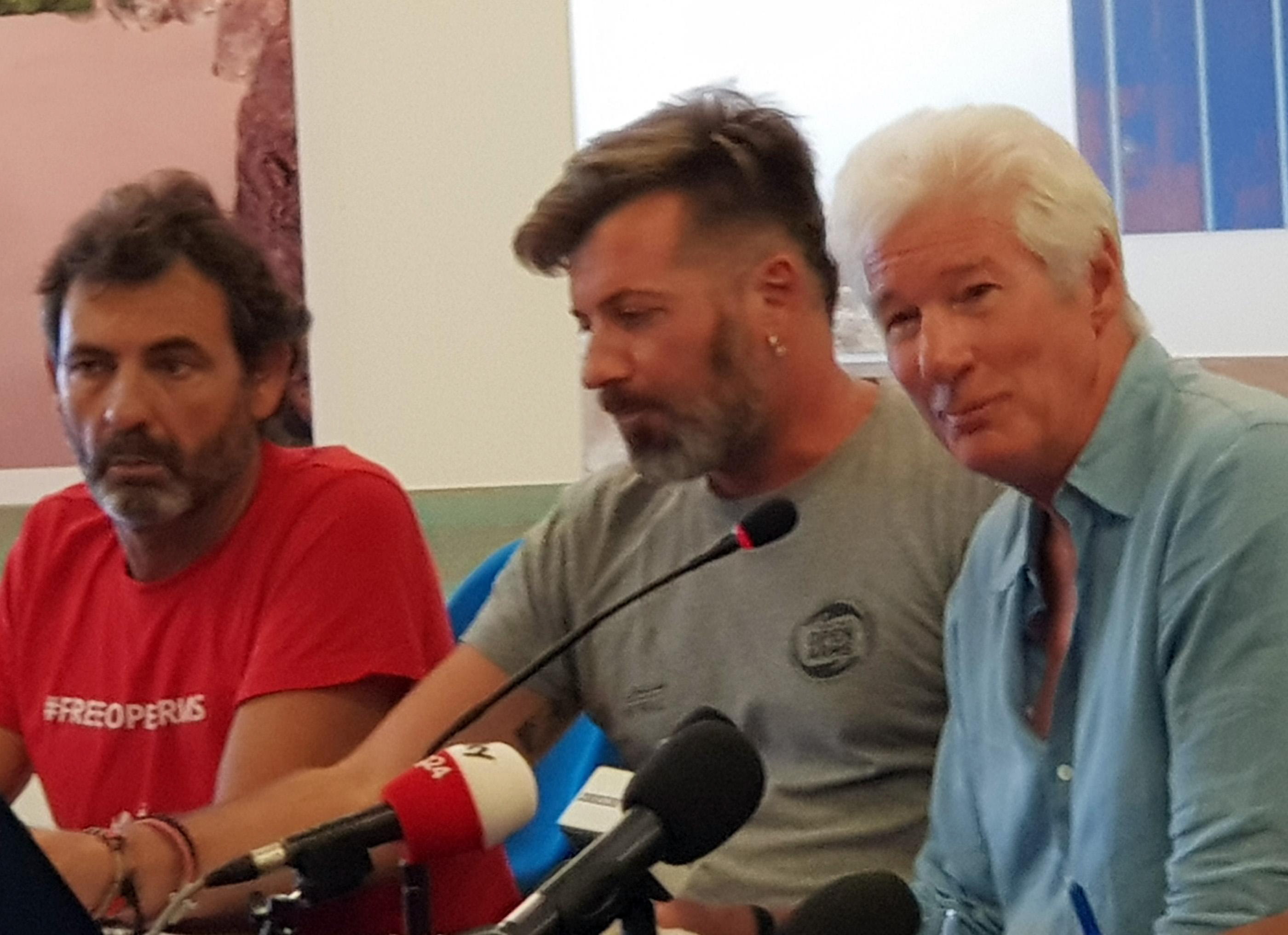 El fundador de Open Arms, Óscar Camps, junto al presidente de la ONG en Italia, Riccardo Gatti, y el actor Richard Gere. / efe