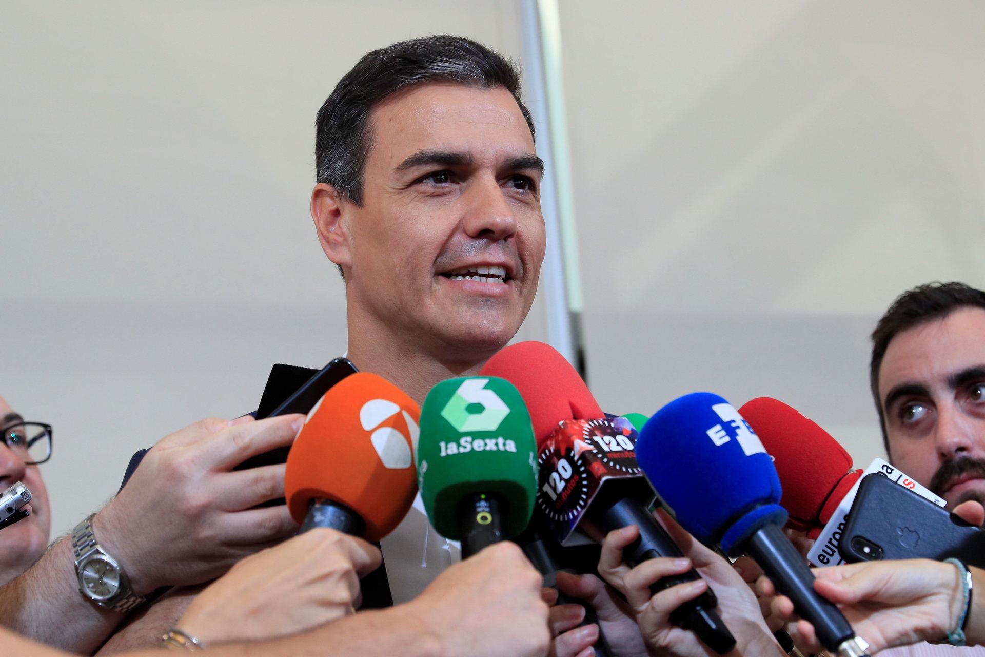 El presidente del Gobierno en funciones, Pedro Sánchez, realiza varias declaraciones ante los medios. / efe