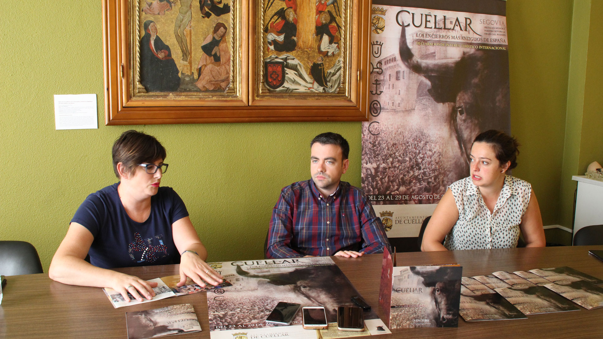 Alcalde y concejalas en la presentación de la programación de las fiestas. / c.n.