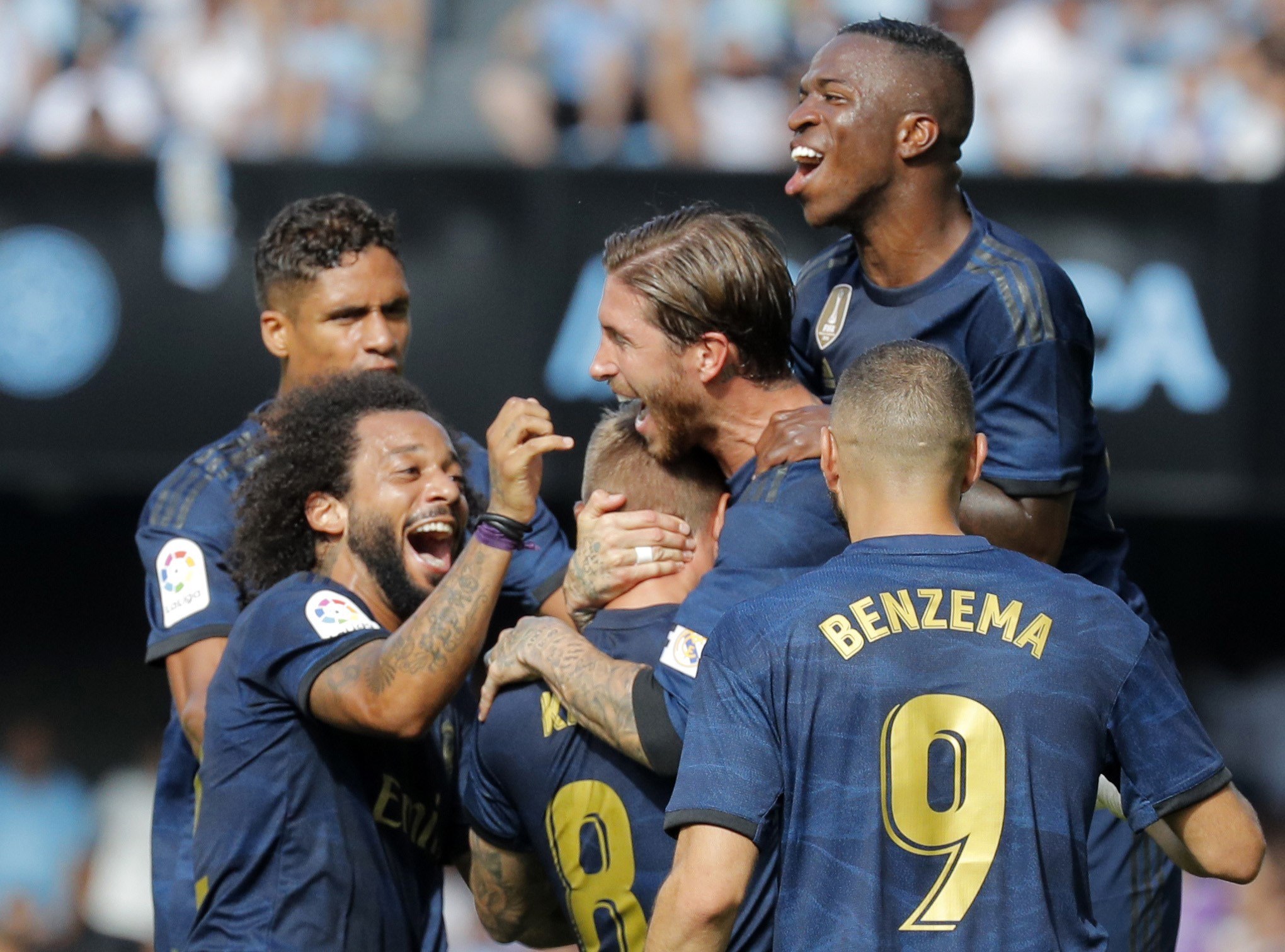 Los jugadores del Real Madrid celebran con Toni Kroos (en el centro) el segundo gol del partido ante el Celta. / EFE