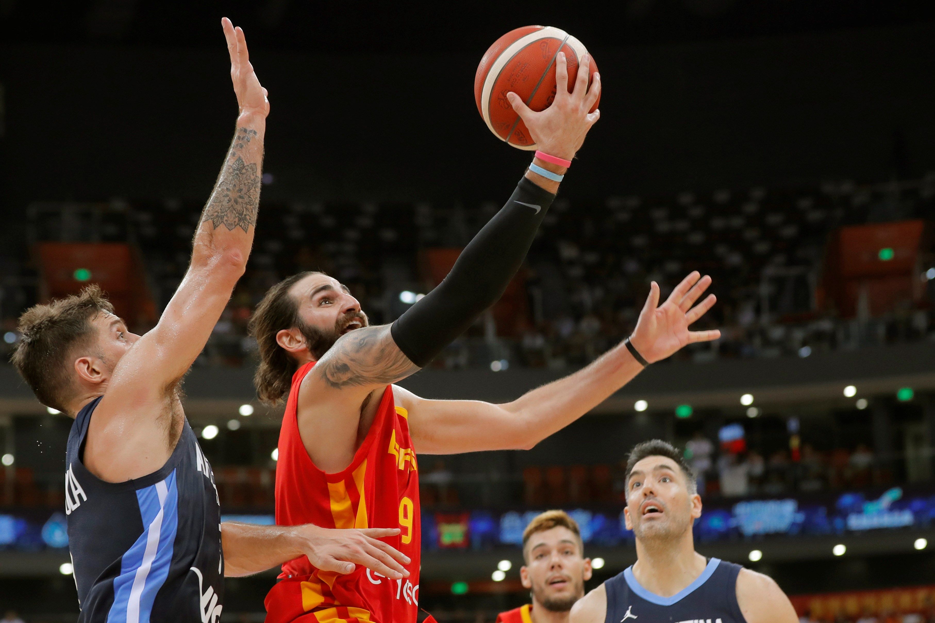 Ricky Rubio entra a canasta ante Argentina. / EFE
