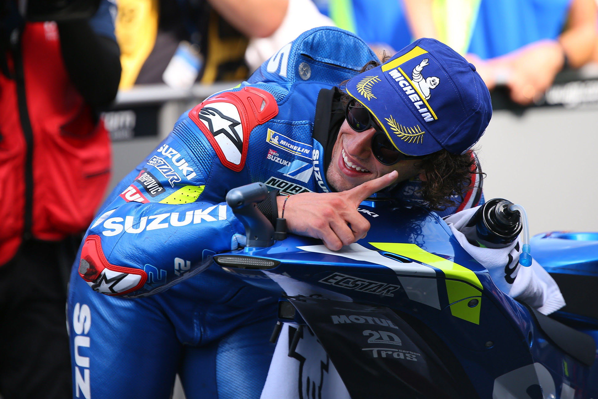 Álex Rins celebra la victoria en el Gran Premio de Gran Bretaña. / EFE