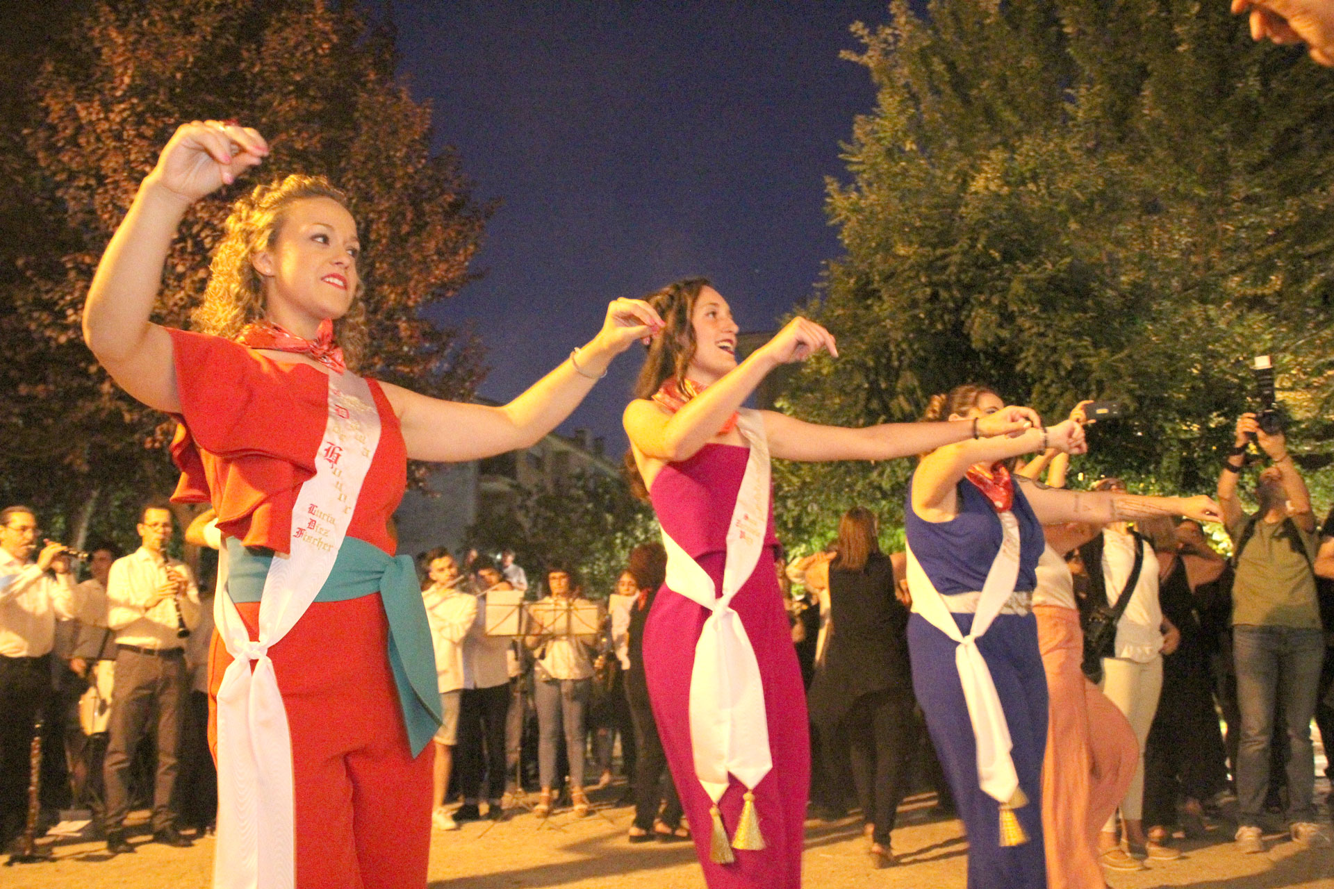 La corporación municipal bailó con la Corregidora y las Damas. / c.n.