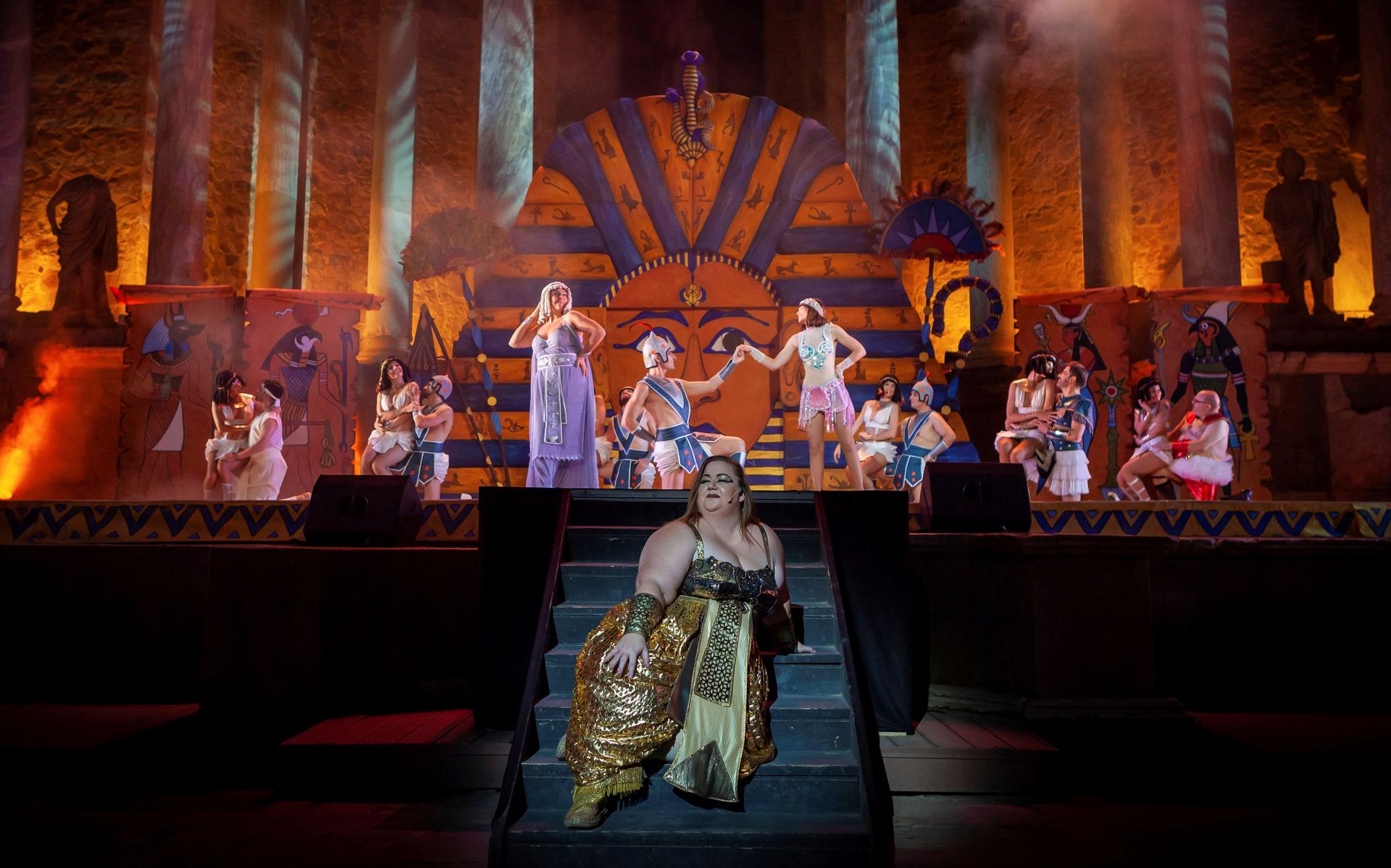 Itziar Castro (c) en la representación de ‘La corte del faraón’. / EFE