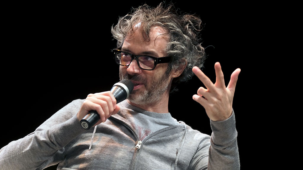 El Teatro Juan Bravo fue ayer el escenario de las primeras actividades, donde intervino el pianista y activista británico James Rhodes. / kamarero