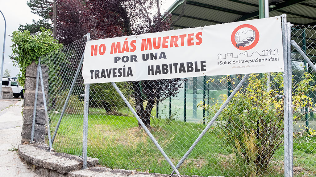 Uno de los carteles colocados por los vecinos junto a la travesía de San Rafael. / Andrea redondo