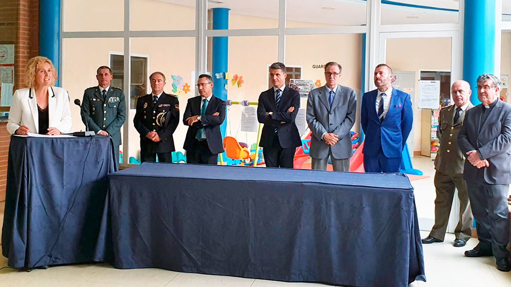 La subdelegada se dirige a los asistentes al acto, acompañada de representantes de instituciones y otras entidades. / E. A.