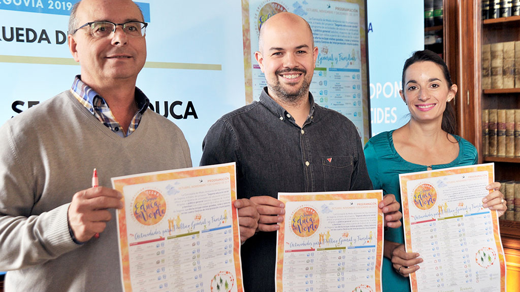 El concejal Ángel Galindo posa con la programación, junto a los técnicos municipales responsables. / Kamarero