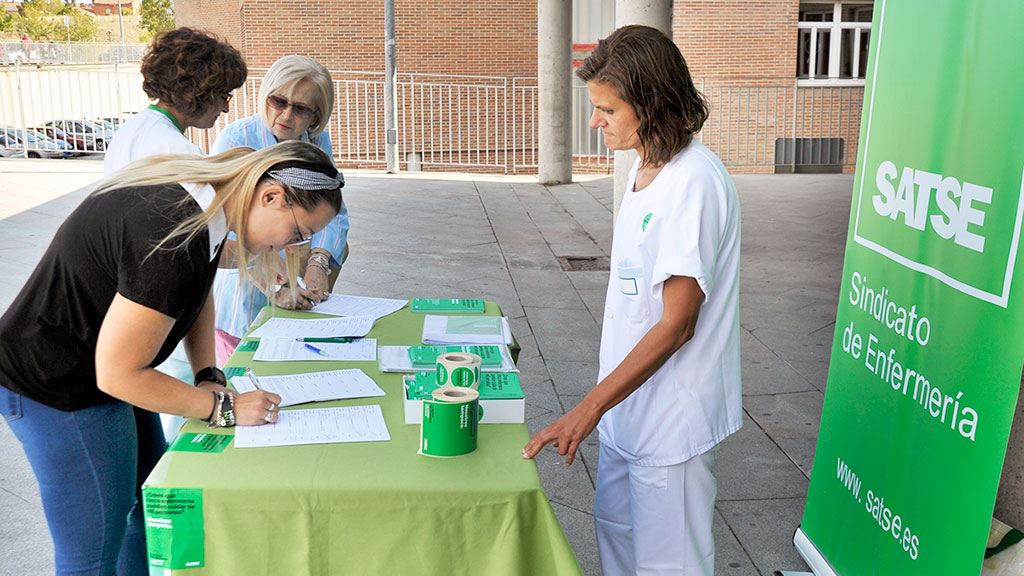 Última recogida de firmas en Segovia para aprobar la norma impulsada por Satse. / KAMARERO