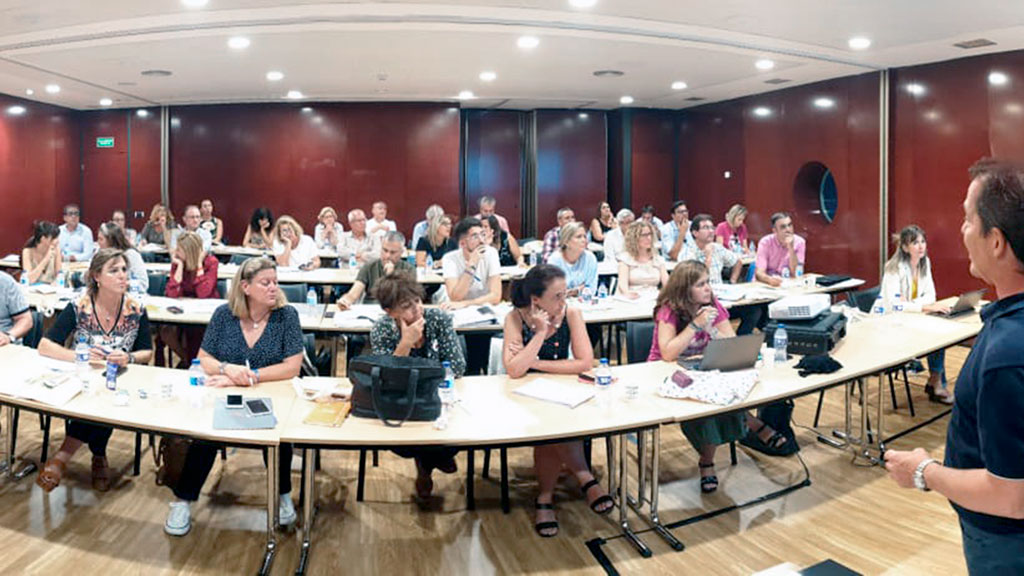 Segovia participa en la Asamblea de promoción del turismo gastronómico 1 La concejala delegada Claudia de Santos (en el centro) asiste al encuentro. / El Adelantado