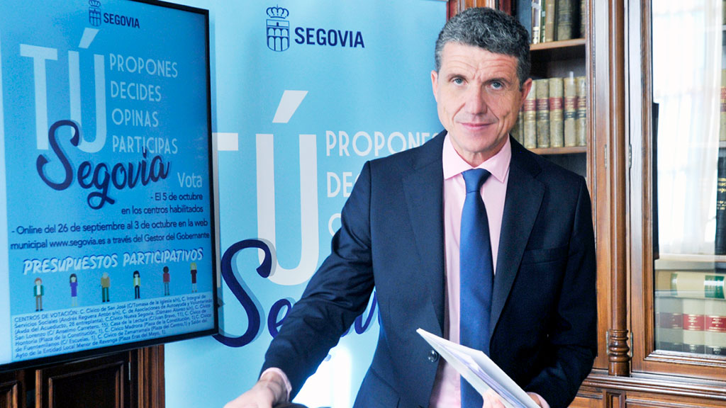 El concejal de Participación Ciudadana, Andrés Torquemada, en la sala de la Biblioteca del Ayuntamiento. / Kamarero