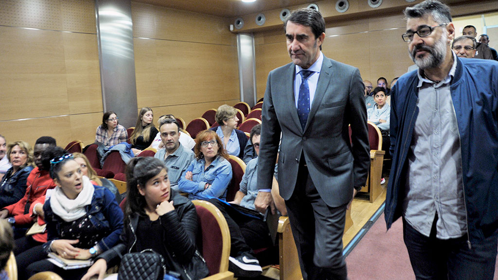 Suárez-Quiñones y el secretario de Industria de CCOO en Castilla y León, en la Sala Fundación Caja Segovia. / Kamarero