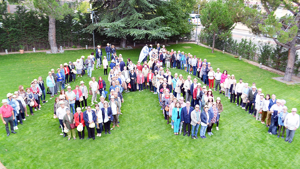 Foto de grupo de los participantes y las autoridades que acudieron a la jornada ‘Familias: la fuerza de Fundación Personas’. / E. A.