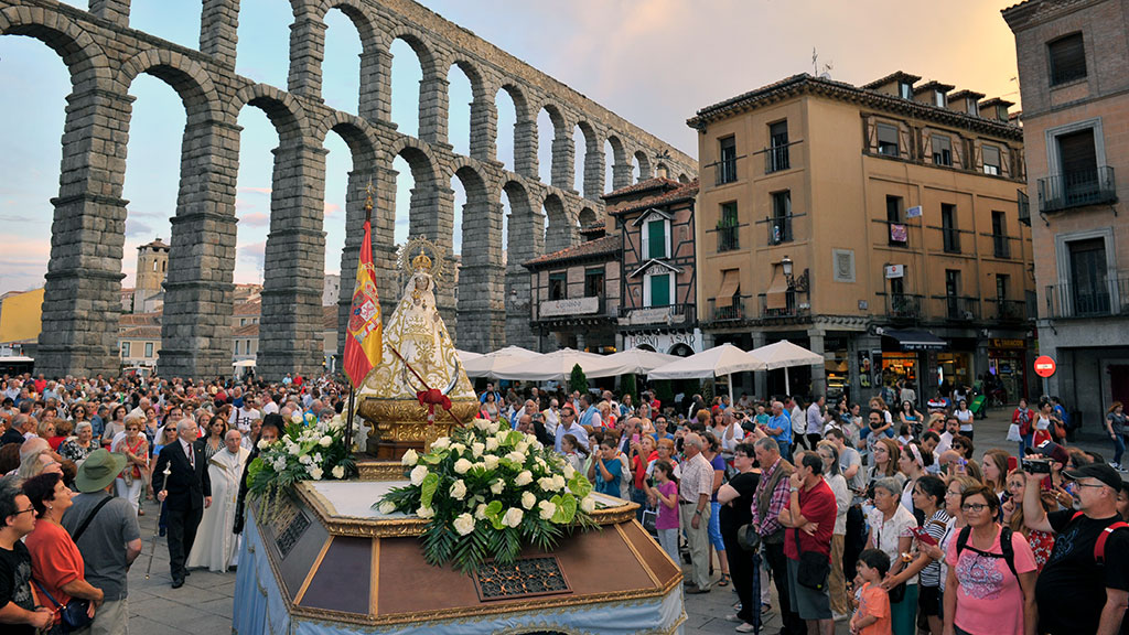 El paso de la imagen de la patrona convoca a miles de segovianos. / KAMARERO