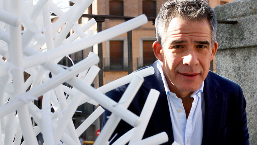 Fernando Cárdenas posa junto a una de sus obras en Segovia. / Nerea Llorente