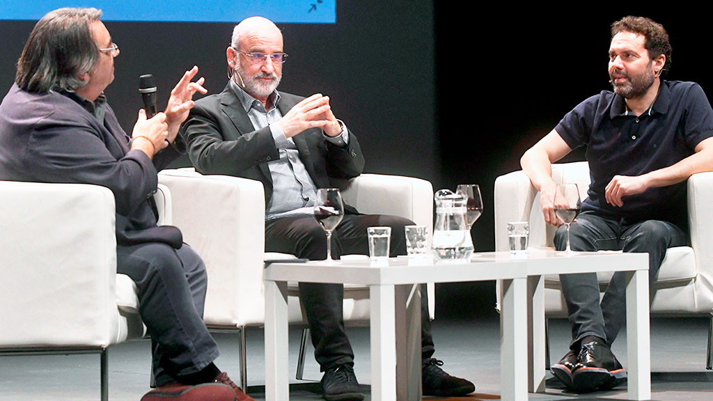 Fernando Aramburu (centro), ayer en Segovia junto a Aitor Gabilondo (dch.) y el periodista Jesús Ruiz Matilla. / EFE