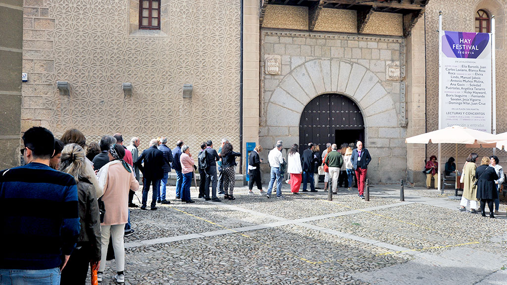 El público esperó pacientemente para entrar a uno de los eventos del Hay Festival celebrado en La Alhóndiga. / Kamarero