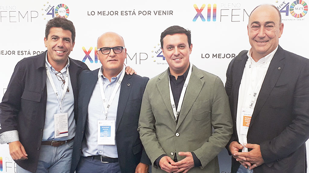 De Vicente (dch.), junto a otros integrantes de la FEMP. / E. A.