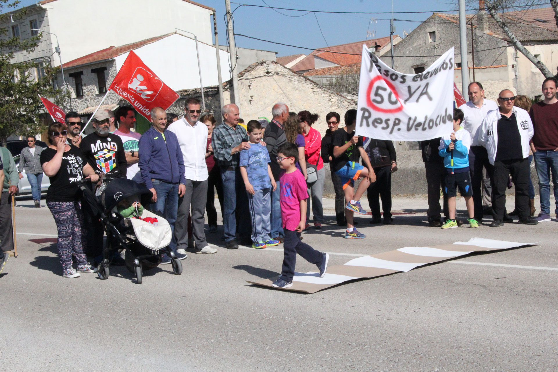 Concentración vecinal realizada antes de la instalación de las señales luminosas en la SG-205. / C.N.