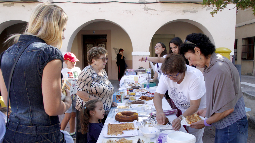 Rosa Vila (derecha), vocal de ASIDOS, vendiendo productos junto a participantes de 'El Claustro'. / Nerea Llorente