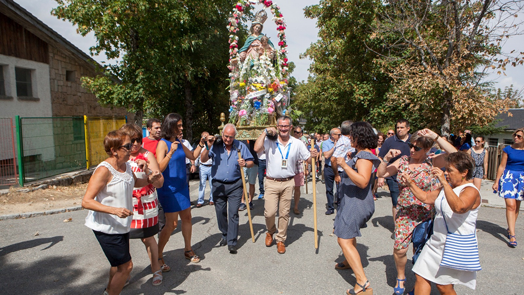 La Virgen salió también en procesión tras la misa celebrada en honor a los mayores. / PEDRO DE LA PEÑA