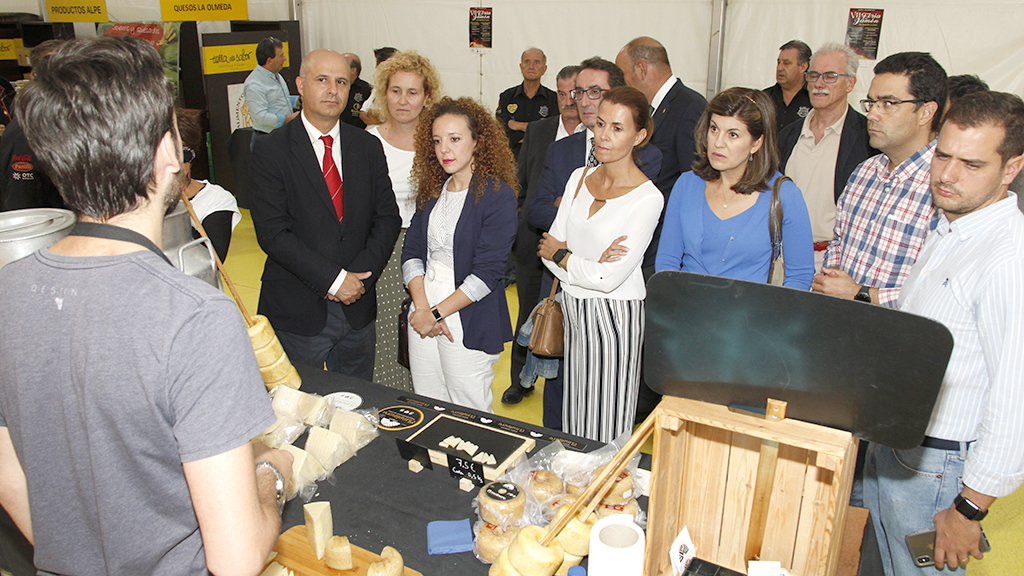 Las personalidades asistentes a la inauguración escuchan las explicaciones de un productor. /NEREA LLORENTE