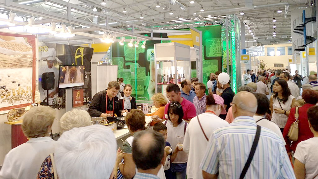 Visitantes al stand de ‘Alimentos de Segovia’ en la pasada edición. / el adelantado