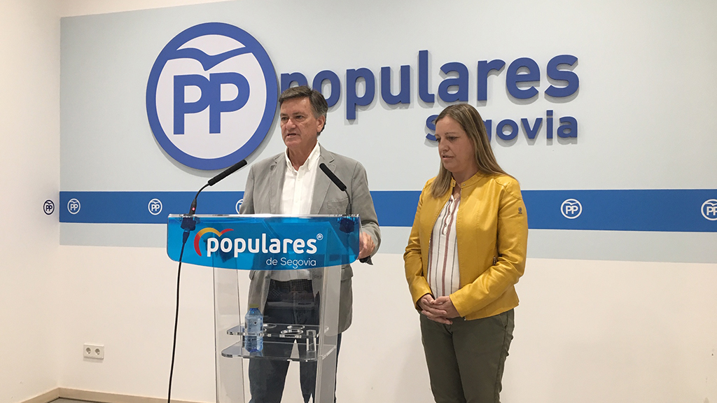 Francisco Vázquez y María Ángeles García, en el sede del PP de Segovia. / EL ADELANTADO