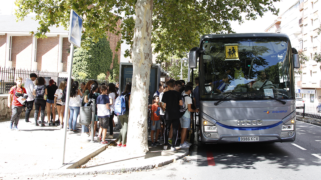Cada día centenares de estudiantes tienen que subir al autobús escolar para ir a clase y regresar a sus pueblos/ NEREA LLORENTE