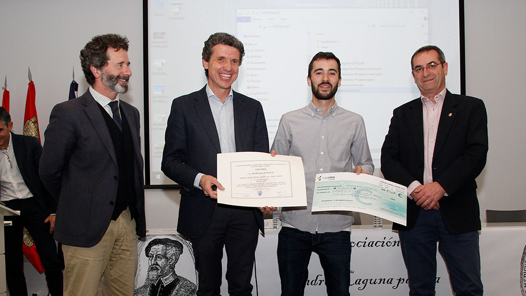 Entrega de premio de la quinta edición ‘José Ángel Gómez de Caso’ a Adrián Mallén Marcos. / NEREA LLORENTE