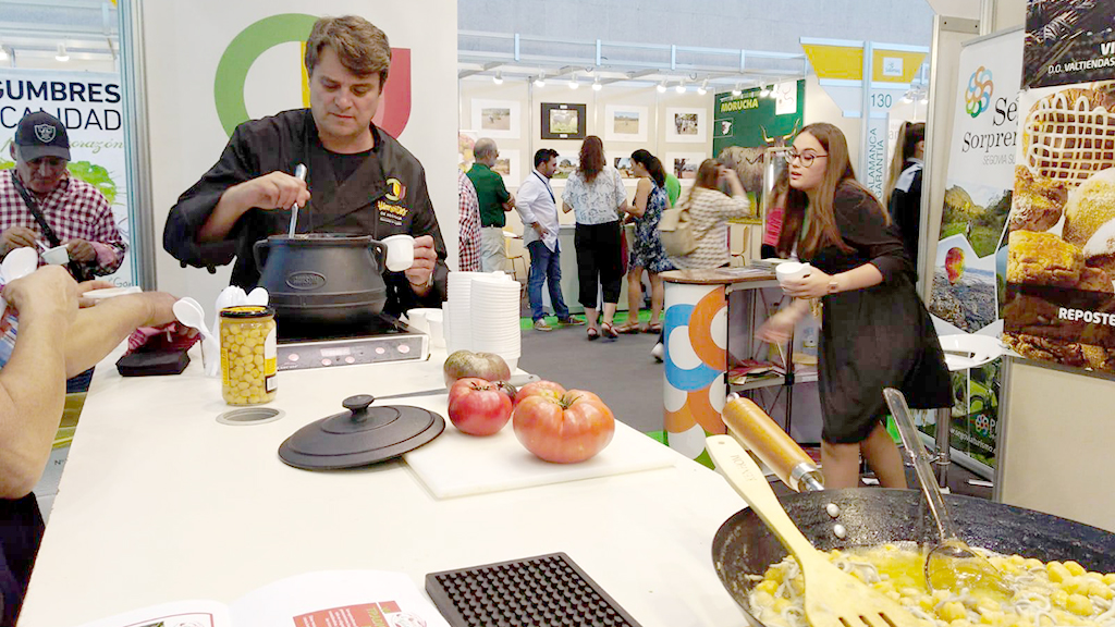En el expositor de la Diputación en Salamaq se han ofrecido degustaciones a base de tomates y garbanzos./ E. A.