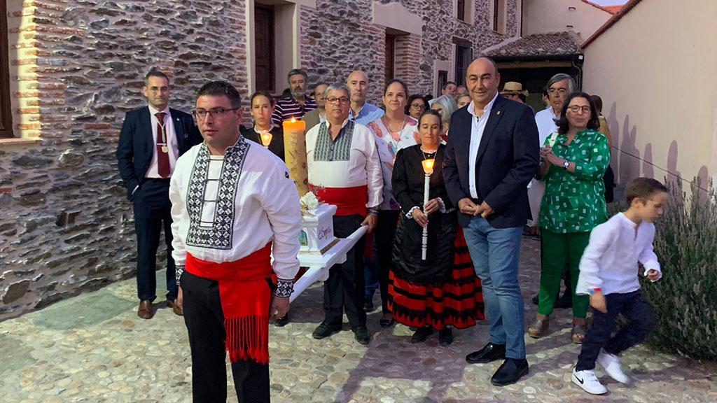 Los mozos transportan el cirio desde una de las calles./ el adelantado