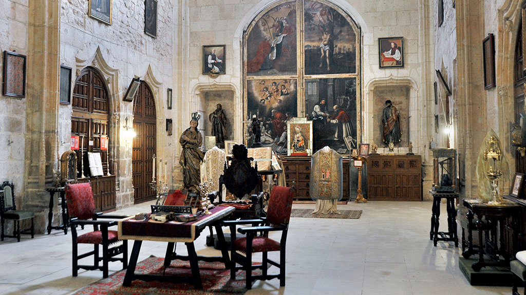 Sala principal de la exposición iconográfica en la que se pueden ver imágenes de la vida de san Jerónimo como cardenal. / KAMARERO