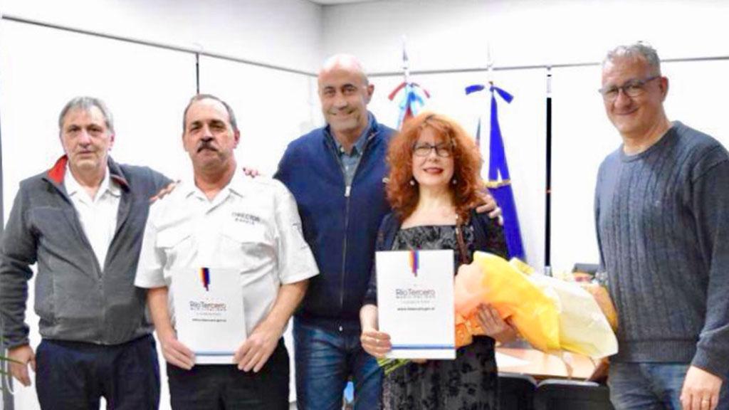 La directora segoviana recibe de manos del intendente Alberto Martino los honores de la Ciudad de Río Tercero. / E. A.