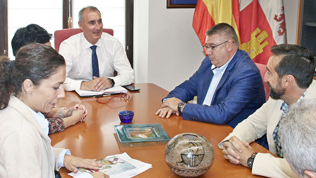José Mazarías, acompañado de Ruth Llorente, escuchó las demandas de la representación de la AIHS. / E. A.