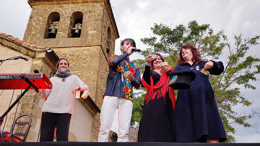 Brieva, un pueblo de poesía 1 Los poetas y artistas llenaron el escenario de la plaza de Brieva con sus palabras y su música. / el adelantado