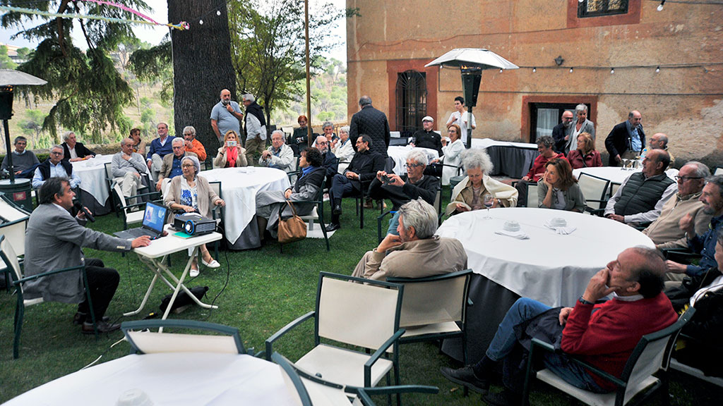 El encuentro comenzó en el jardín, y se trasladó al interior de la casa, al empezar a llover. / KAMARERO