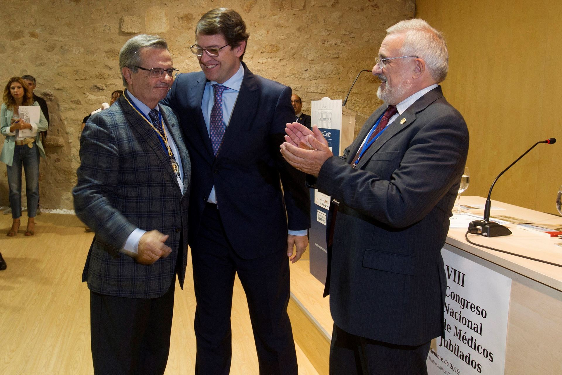 Alfonso Fernández Mañueco (c) felicita a Rafael Matesanz. / efe