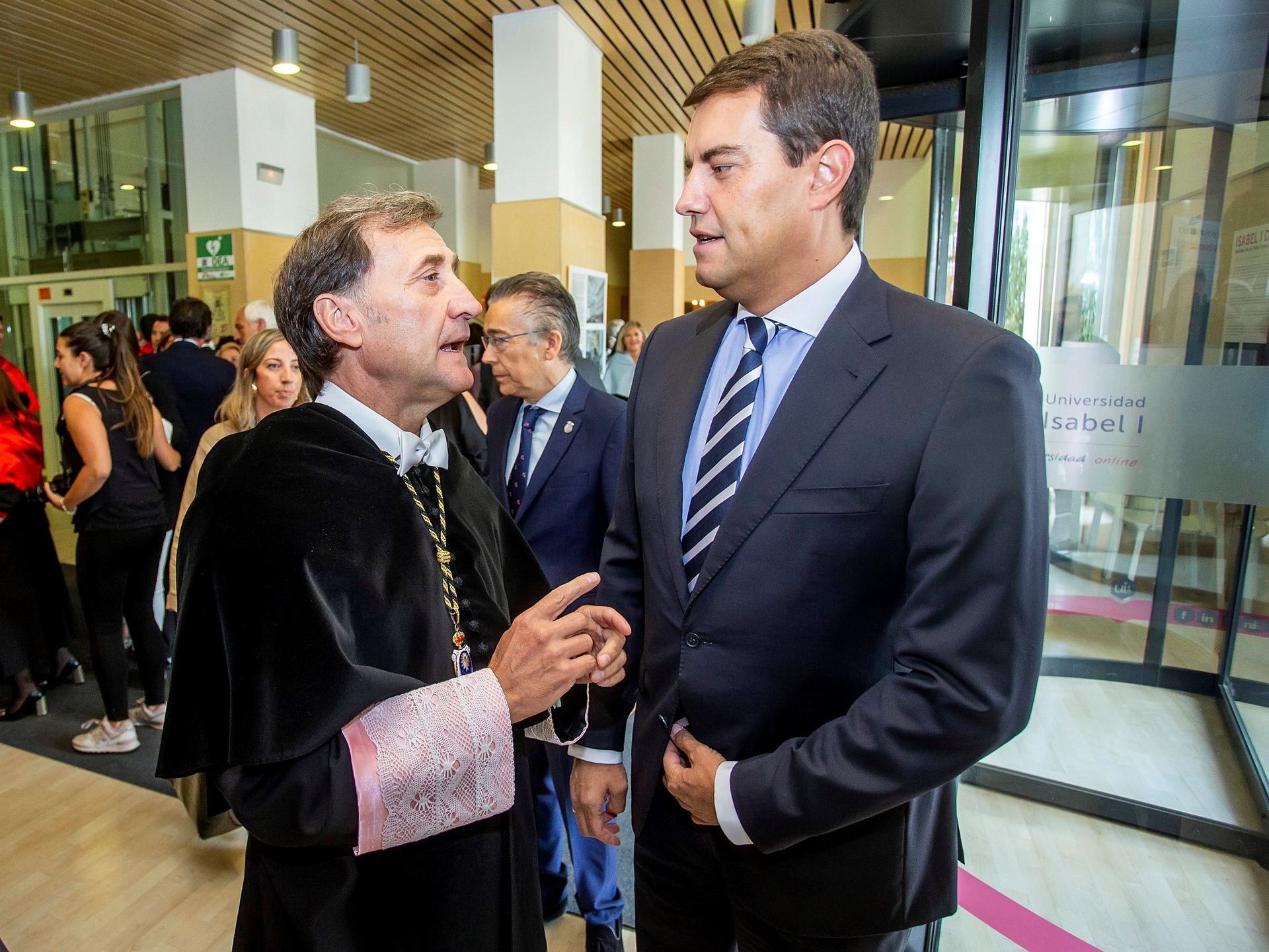 El consejero de la Presidencia de la Junta, Ángel Ibáñez (d) y el rector de la universidad Isabel I, Alberto Gómez (i). / efe