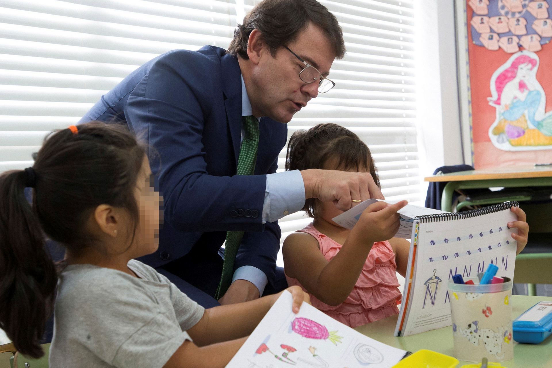 El presidente de la Junta de Castilla y León, Alfonso Fernández Mañueco, visita el colegio de la Candelaria de Zamora. / efe