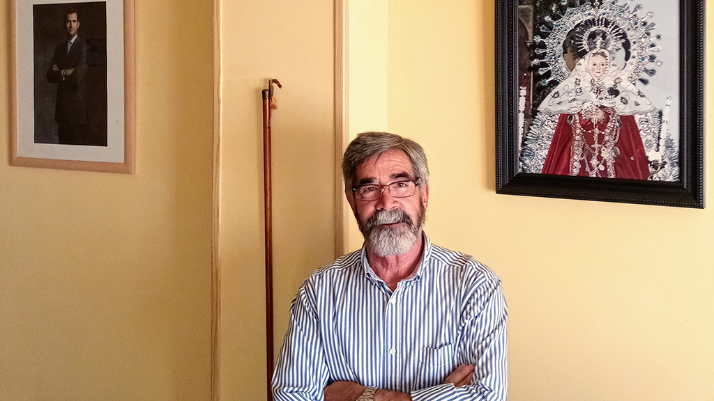 Juan Carlos García Roldán, junto a la imagen de la Virgen de la Estrella, en el Ayuntamiento. /el adelantado